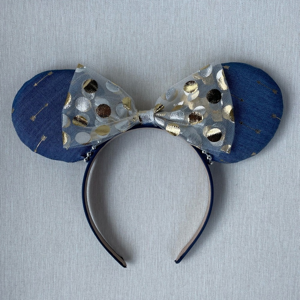 Minnie Mouse eats